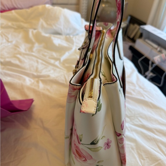 Brand new GUESS Pink Floral Tote Bag - Picture 3 of 3